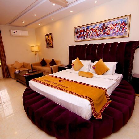 Premier Inn Grand Gulberg Lahore Esterno foto