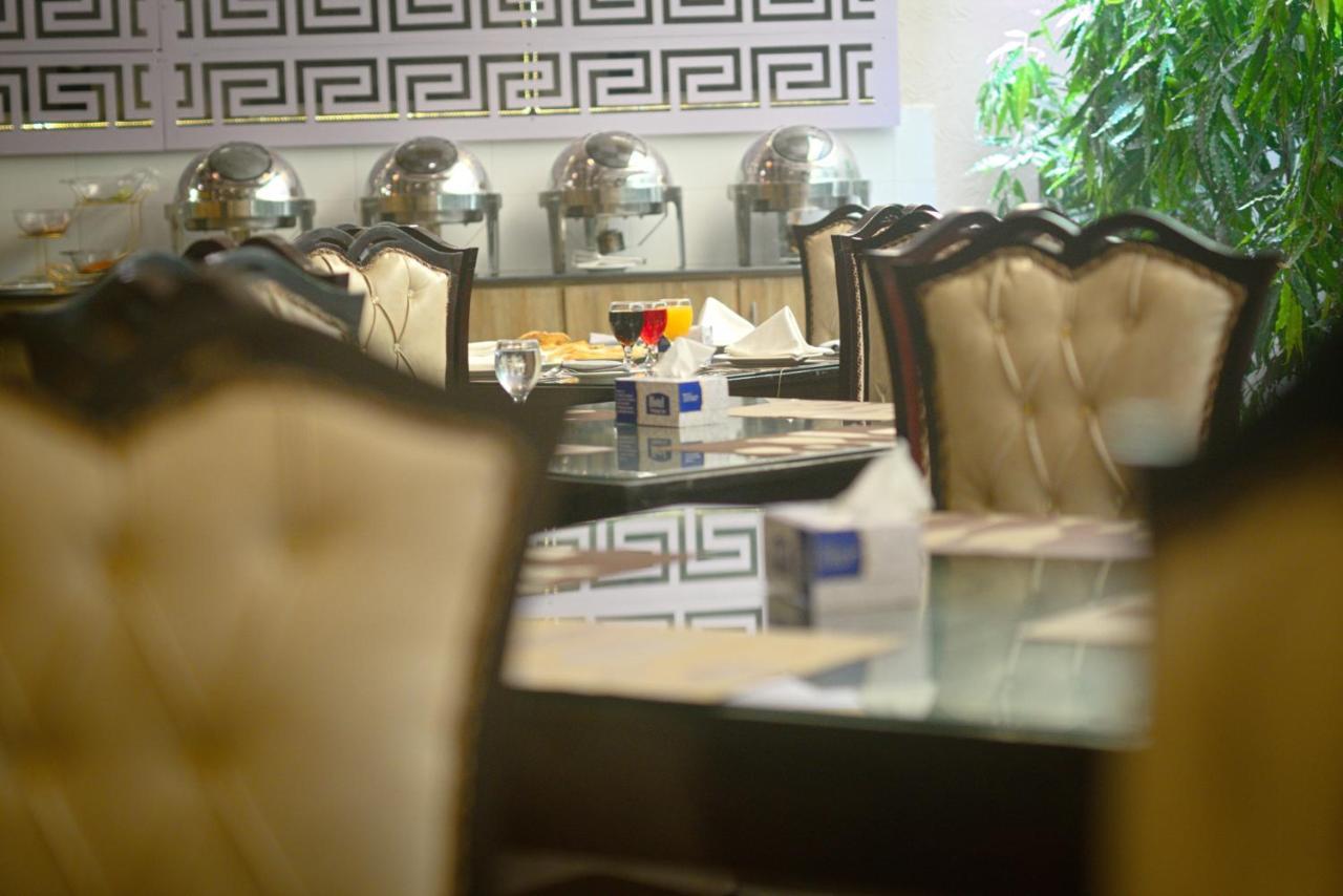 Premier Inn Grand Gulberg Lahore Esterno foto