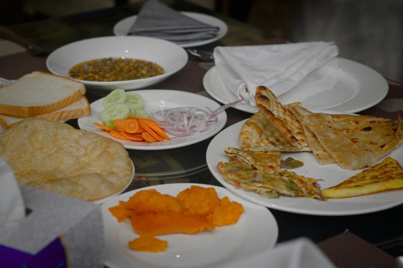 Premier Inn Grand Gulberg Lahore Esterno foto