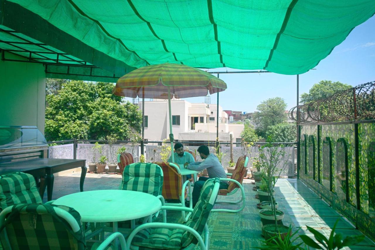 Premier Inn Grand Gulberg Lahore Esterno foto