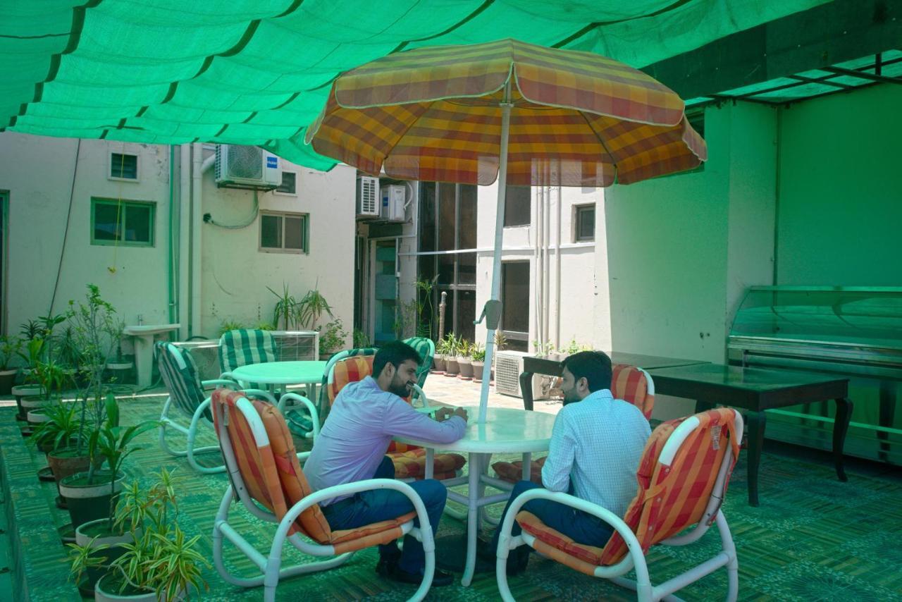 Premier Inn Grand Gulberg Lahore Esterno foto