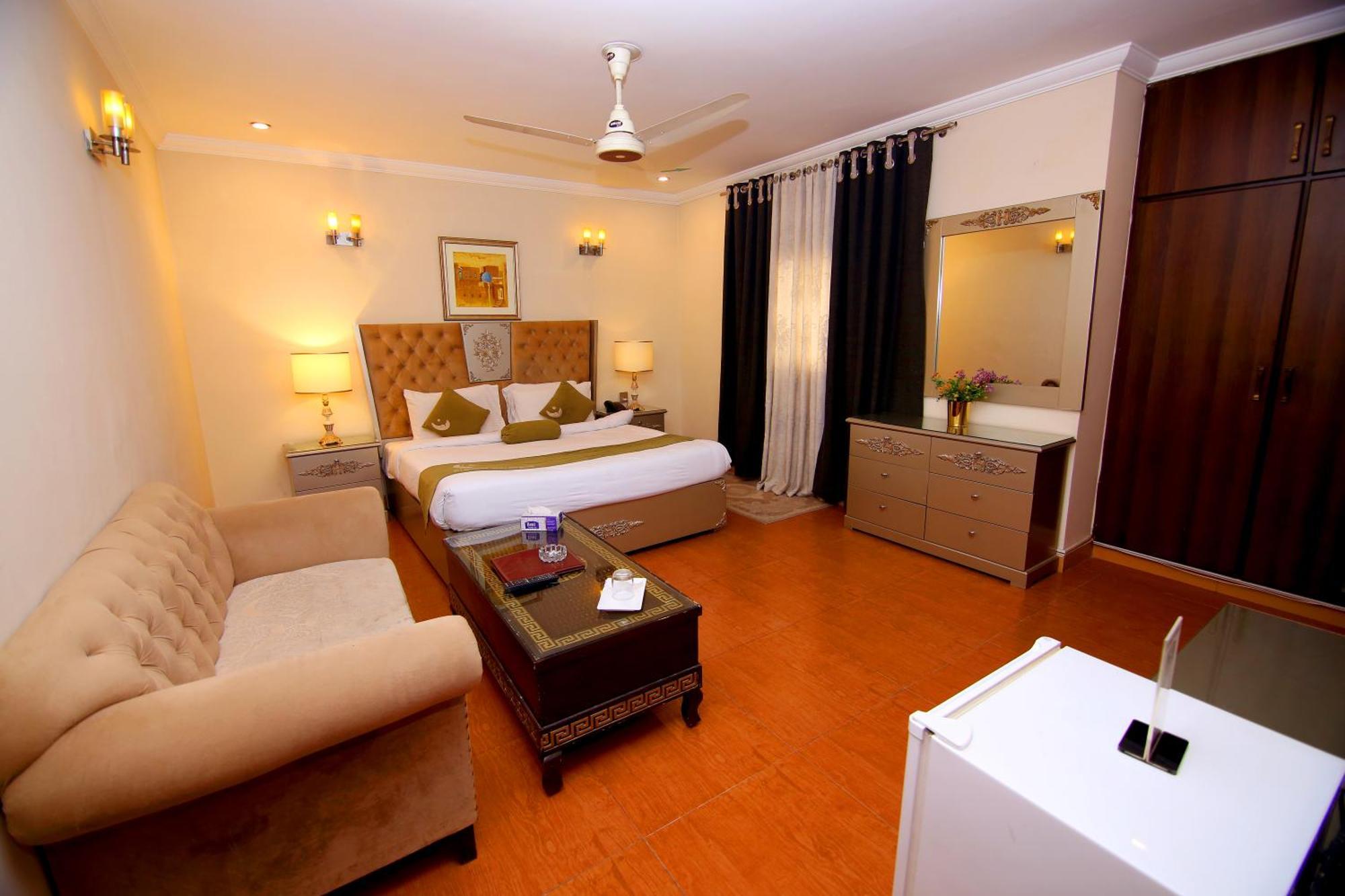 Premier Inn Grand Gulberg Lahore Esterno foto
