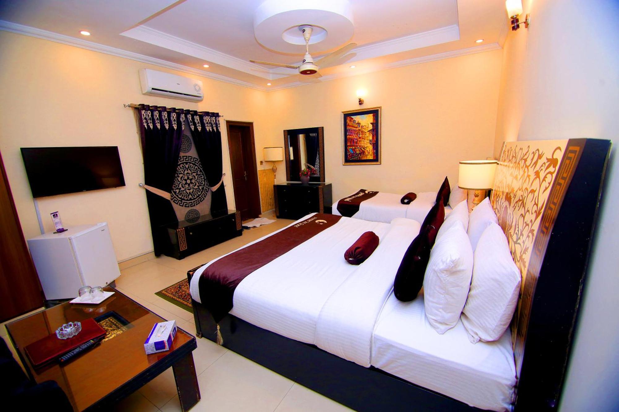 Premier Inn Grand Gulberg Lahore Esterno foto