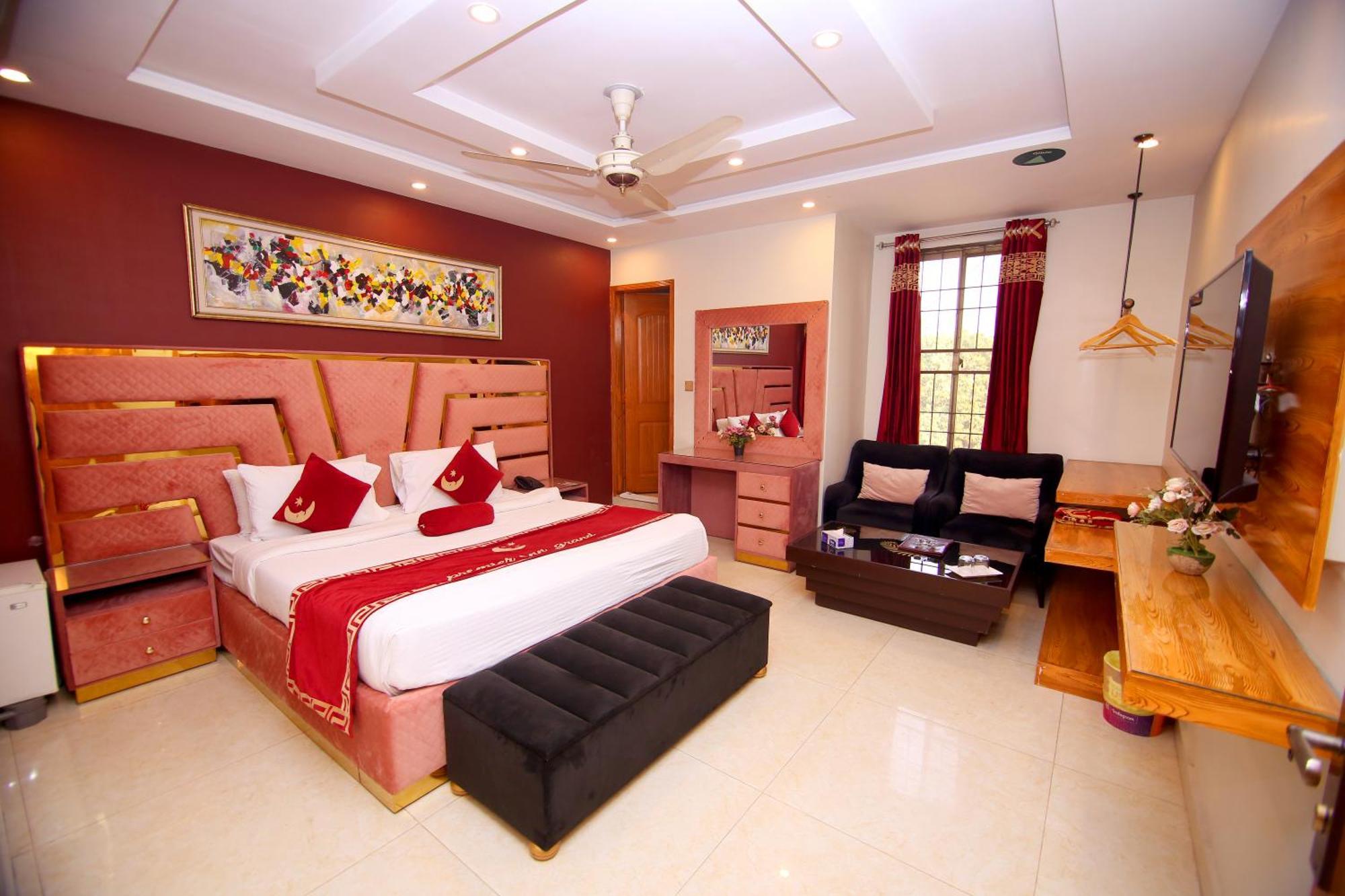 Premier Inn Grand Gulberg Lahore Esterno foto