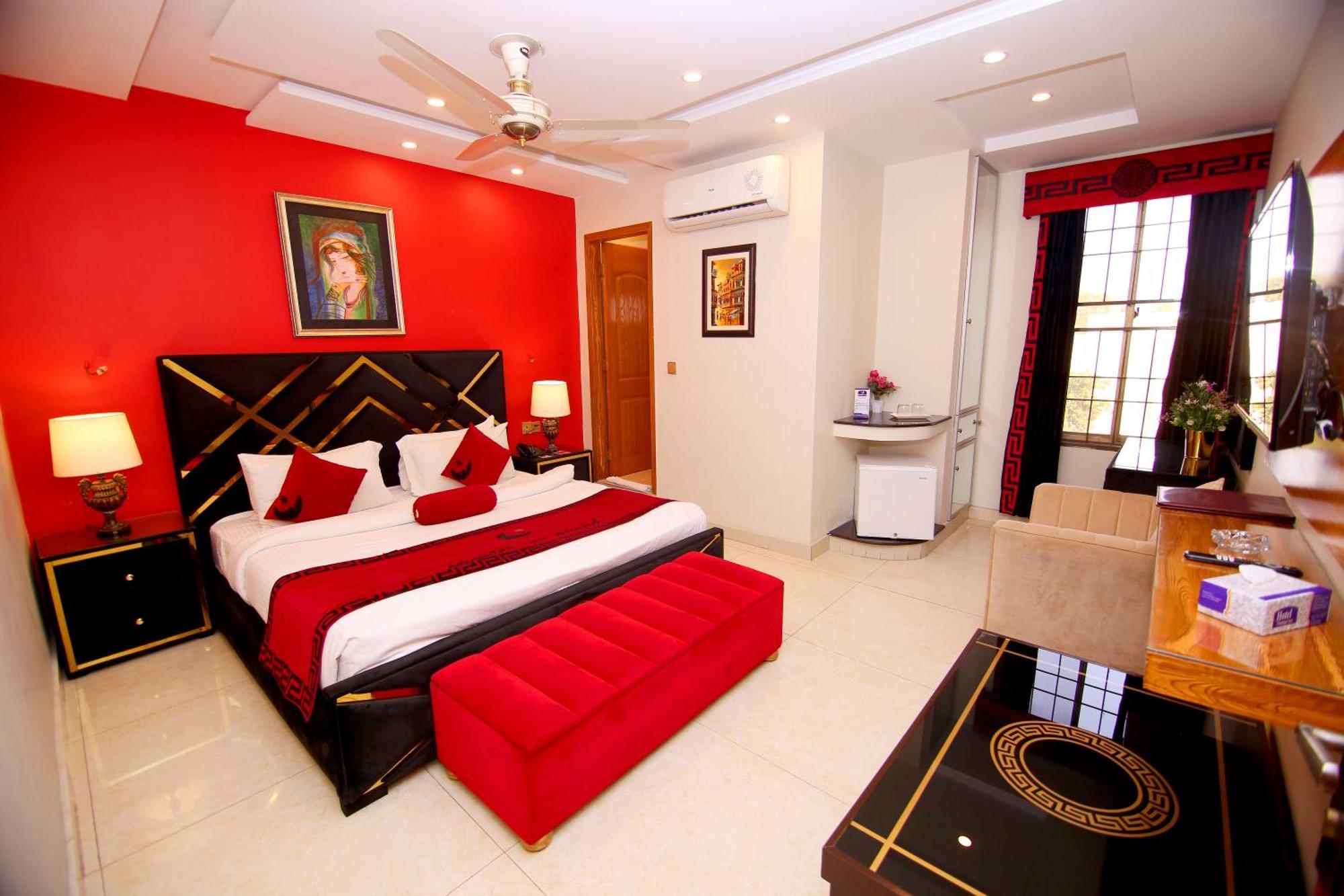 Premier Inn Grand Gulberg Lahore Esterno foto