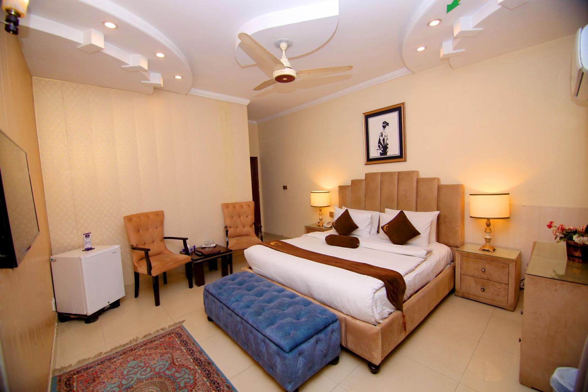 Premier Inn Grand Gulberg Lahore Esterno foto