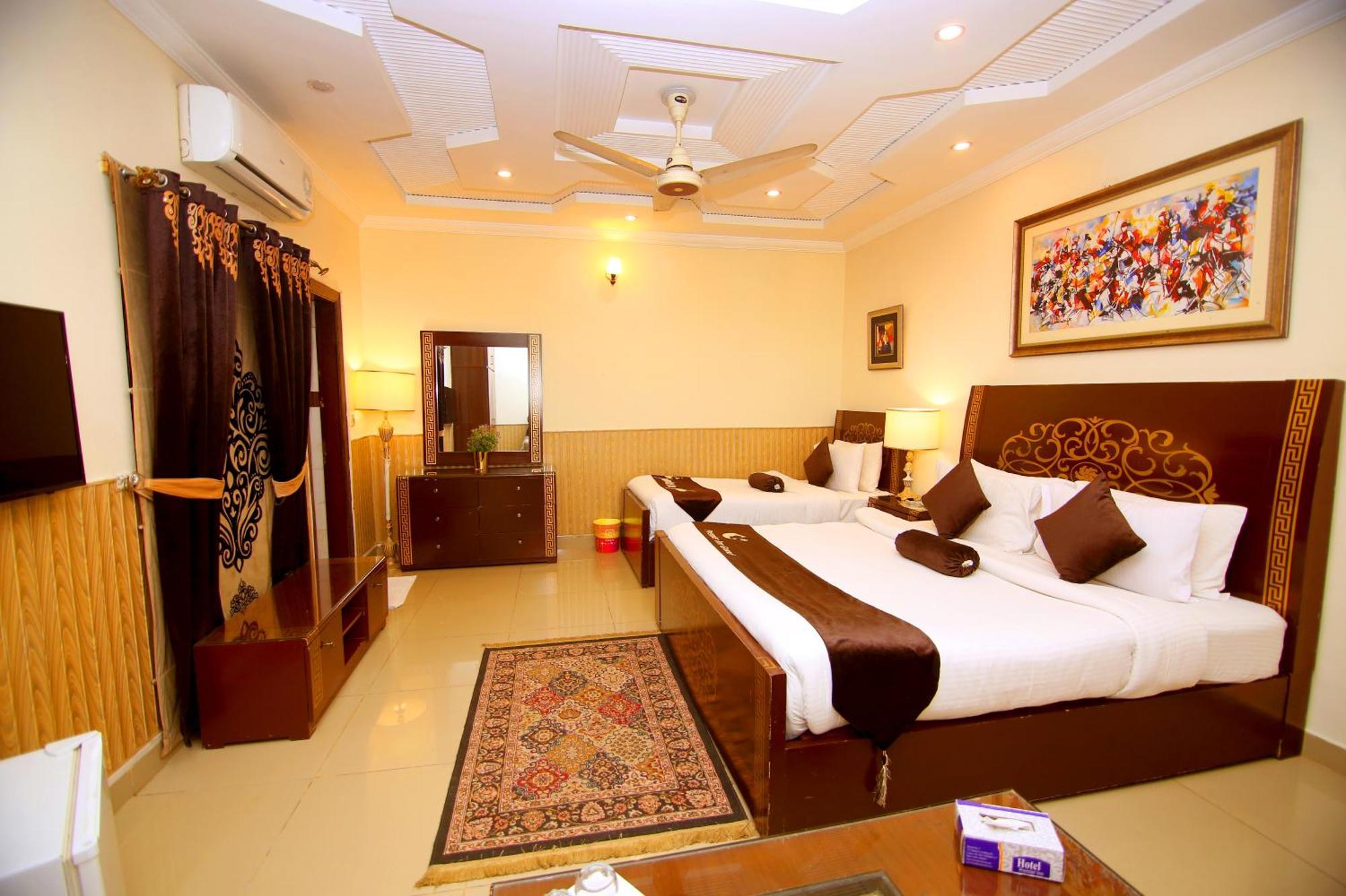 Premier Inn Grand Gulberg Lahore Esterno foto
