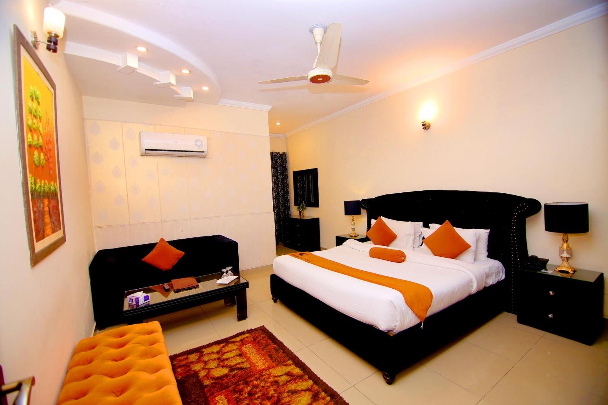 Premier Inn Grand Gulberg Lahore Esterno foto