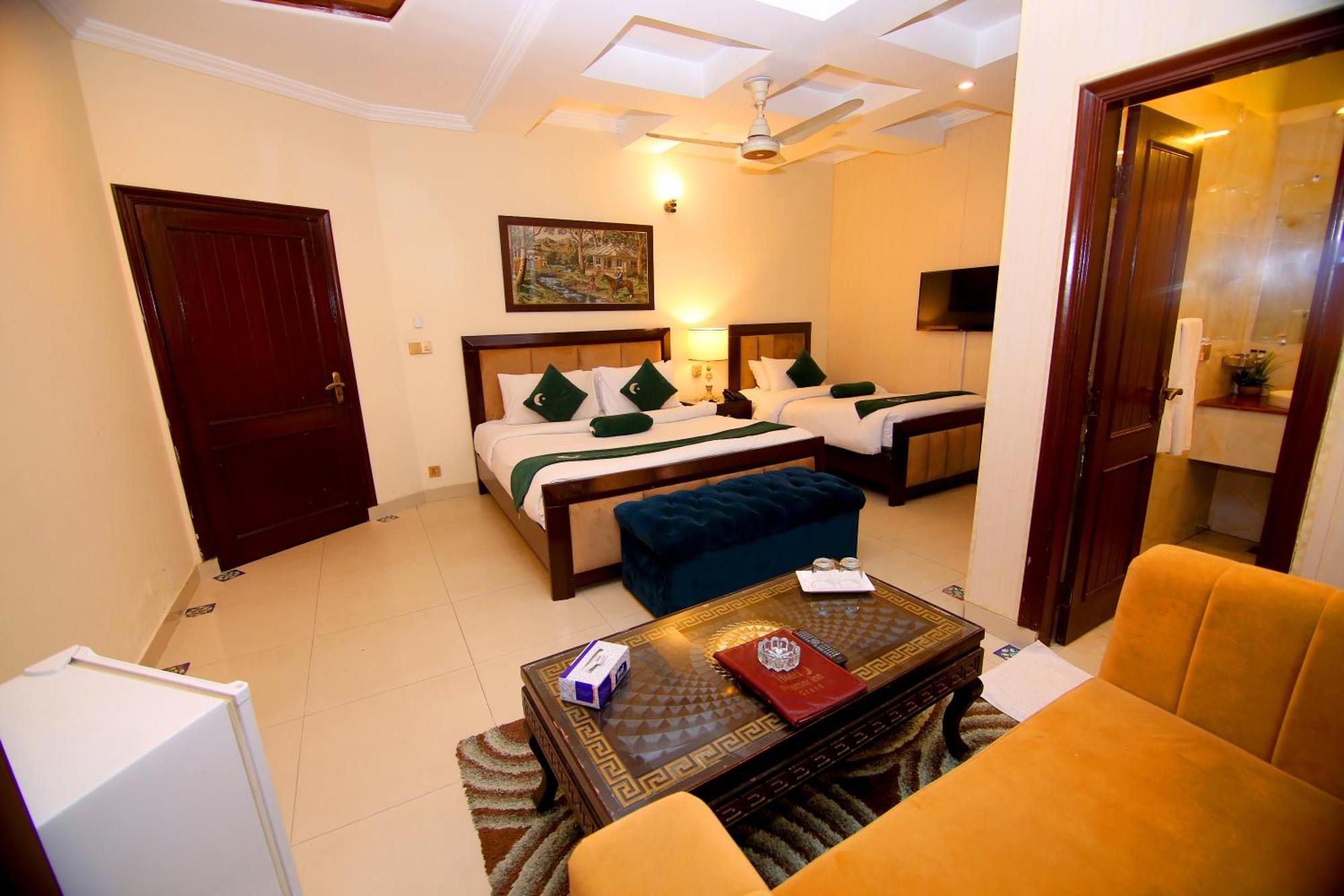 Premier Inn Grand Gulberg Lahore Esterno foto