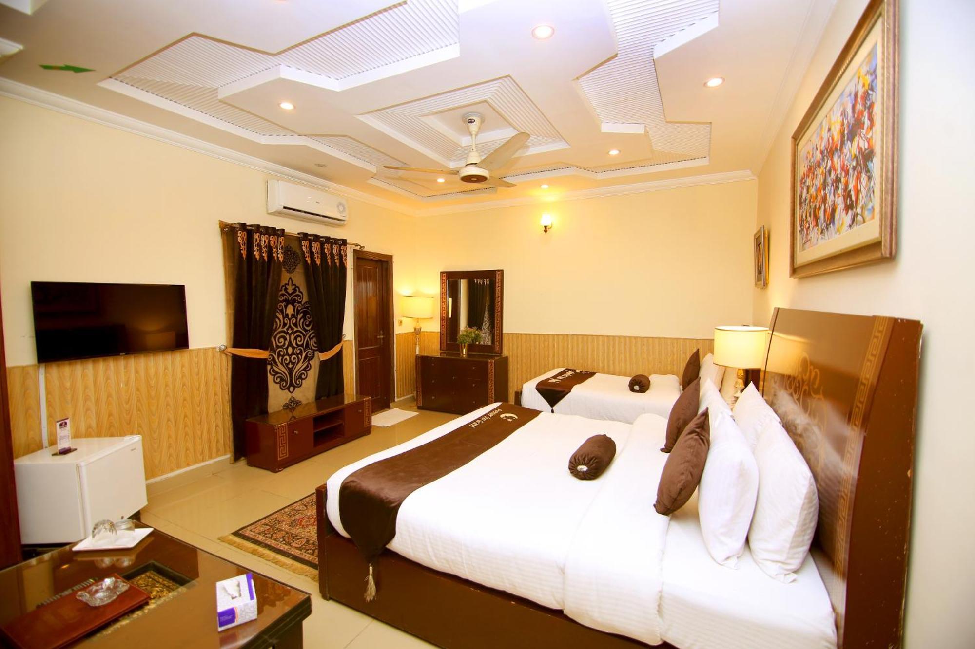 Premier Inn Grand Gulberg Lahore Esterno foto