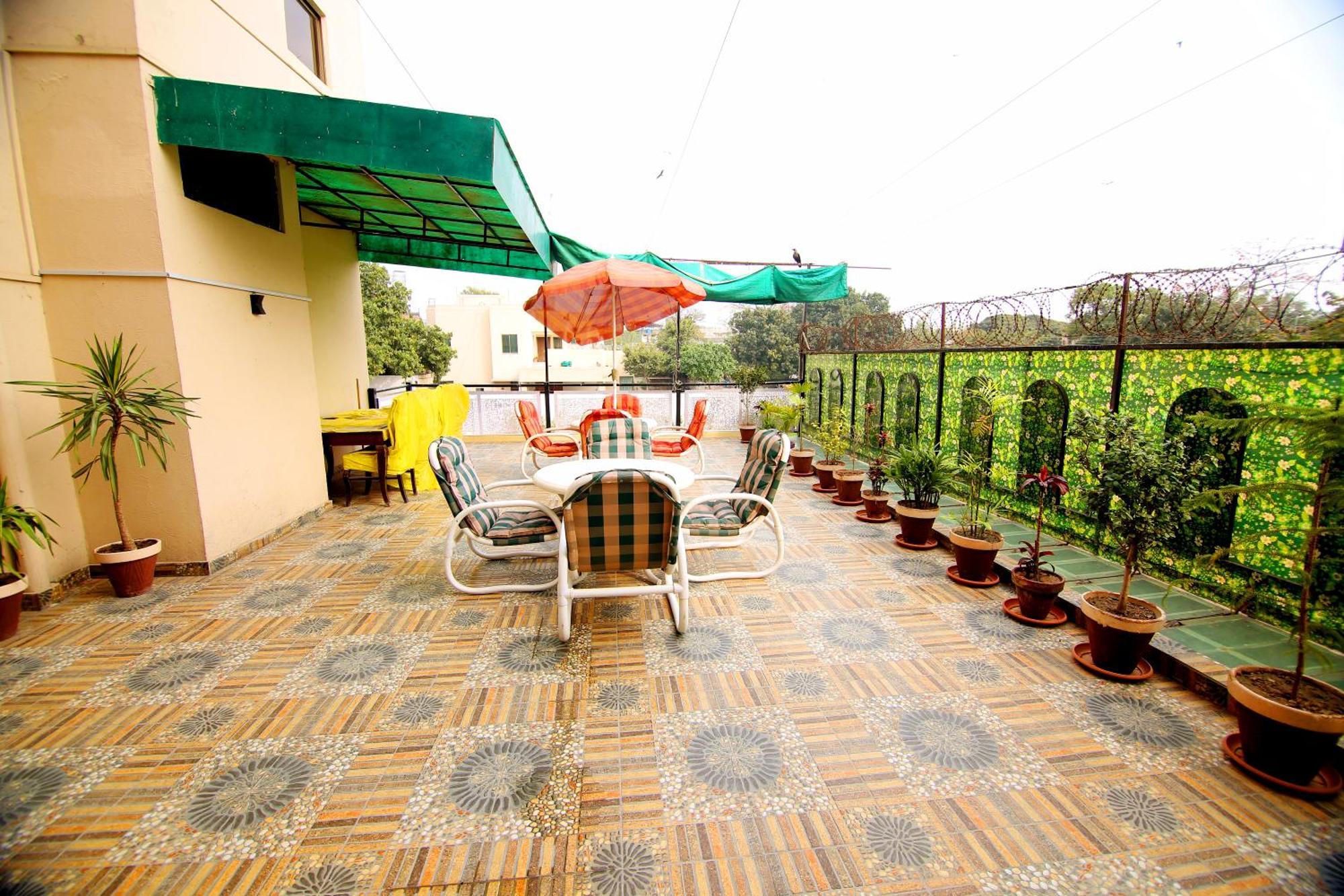 Premier Inn Grand Gulberg Lahore Esterno foto