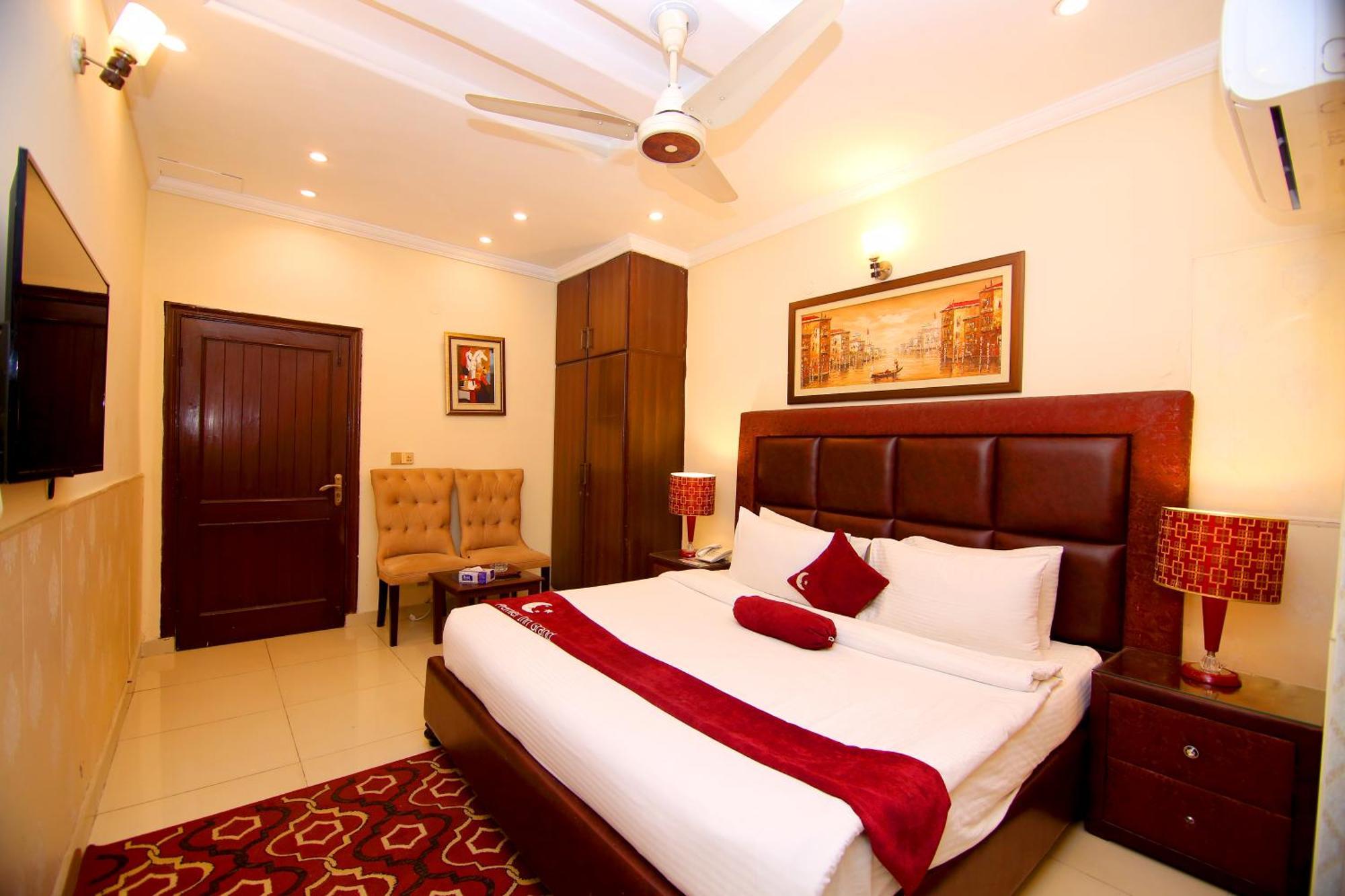 Premier Inn Grand Gulberg Lahore Esterno foto