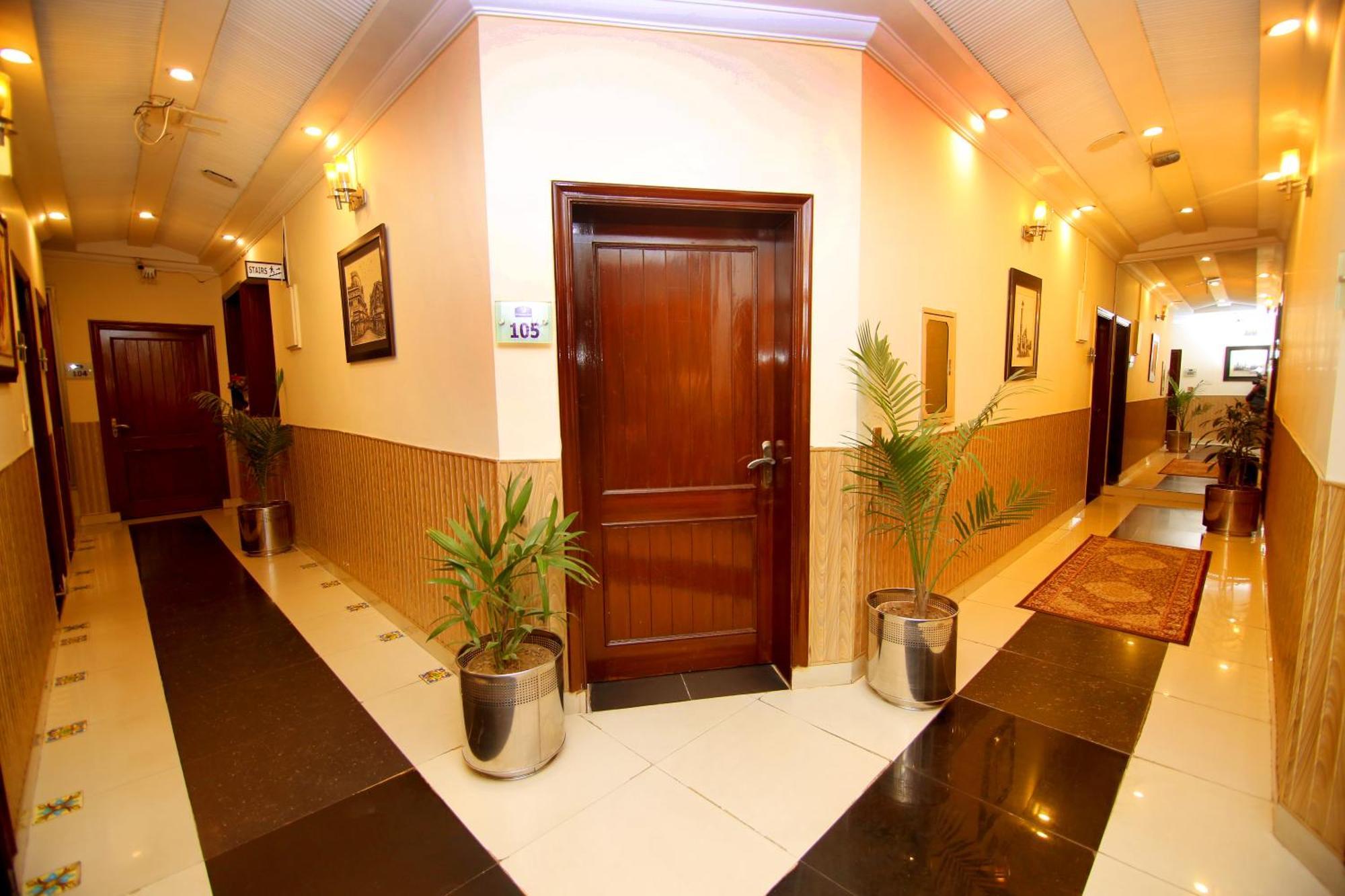 Premier Inn Grand Gulberg Lahore Esterno foto