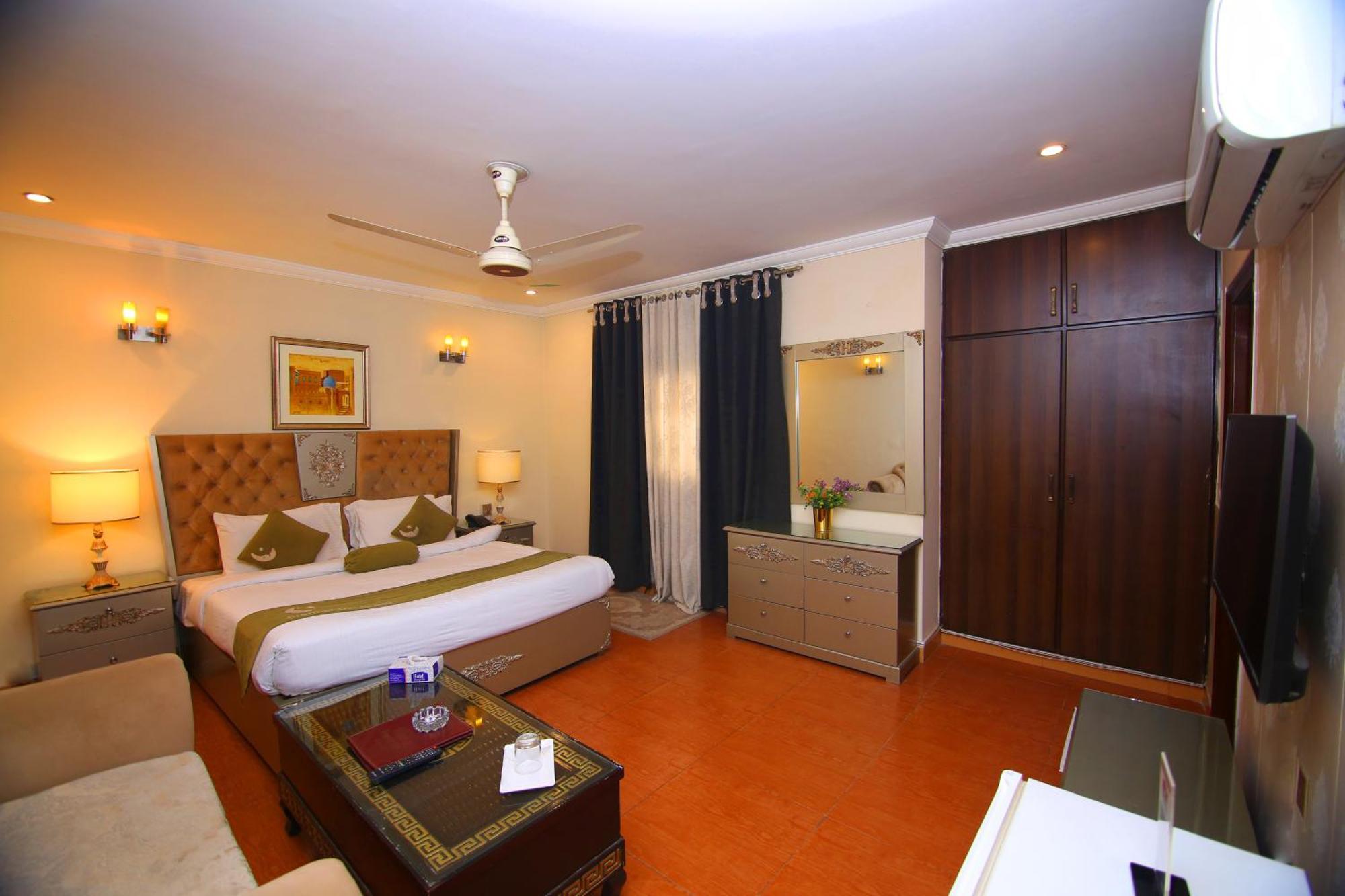 Premier Inn Grand Gulberg Lahore Esterno foto