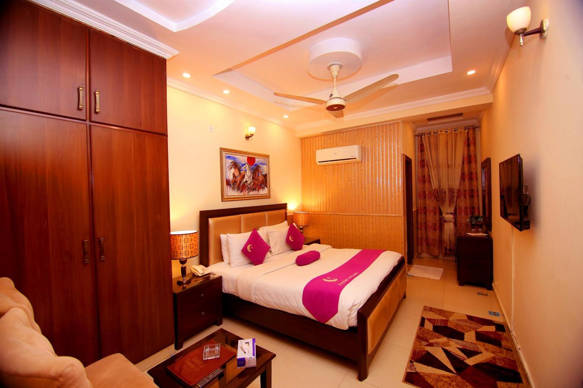 Premier Inn Grand Gulberg Lahore Esterno foto
