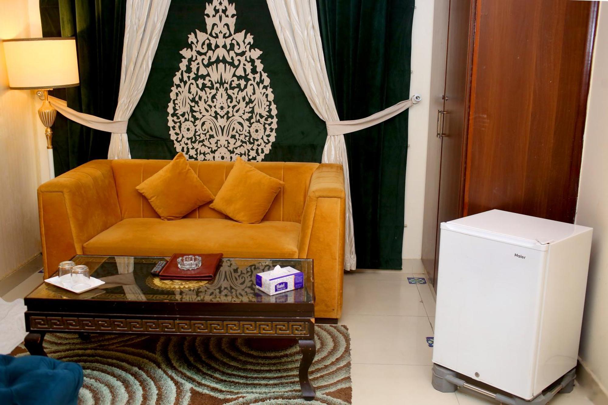 Premier Inn Grand Gulberg Lahore Esterno foto