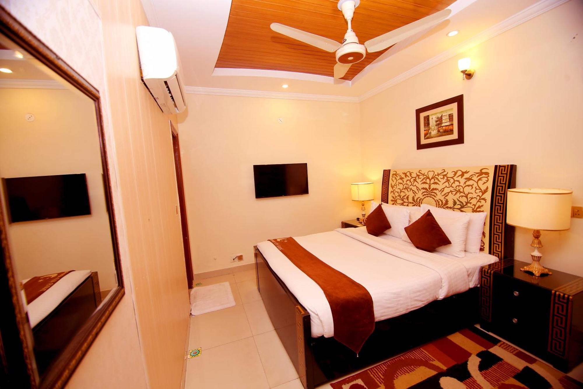 Premier Inn Grand Gulberg Lahore Esterno foto