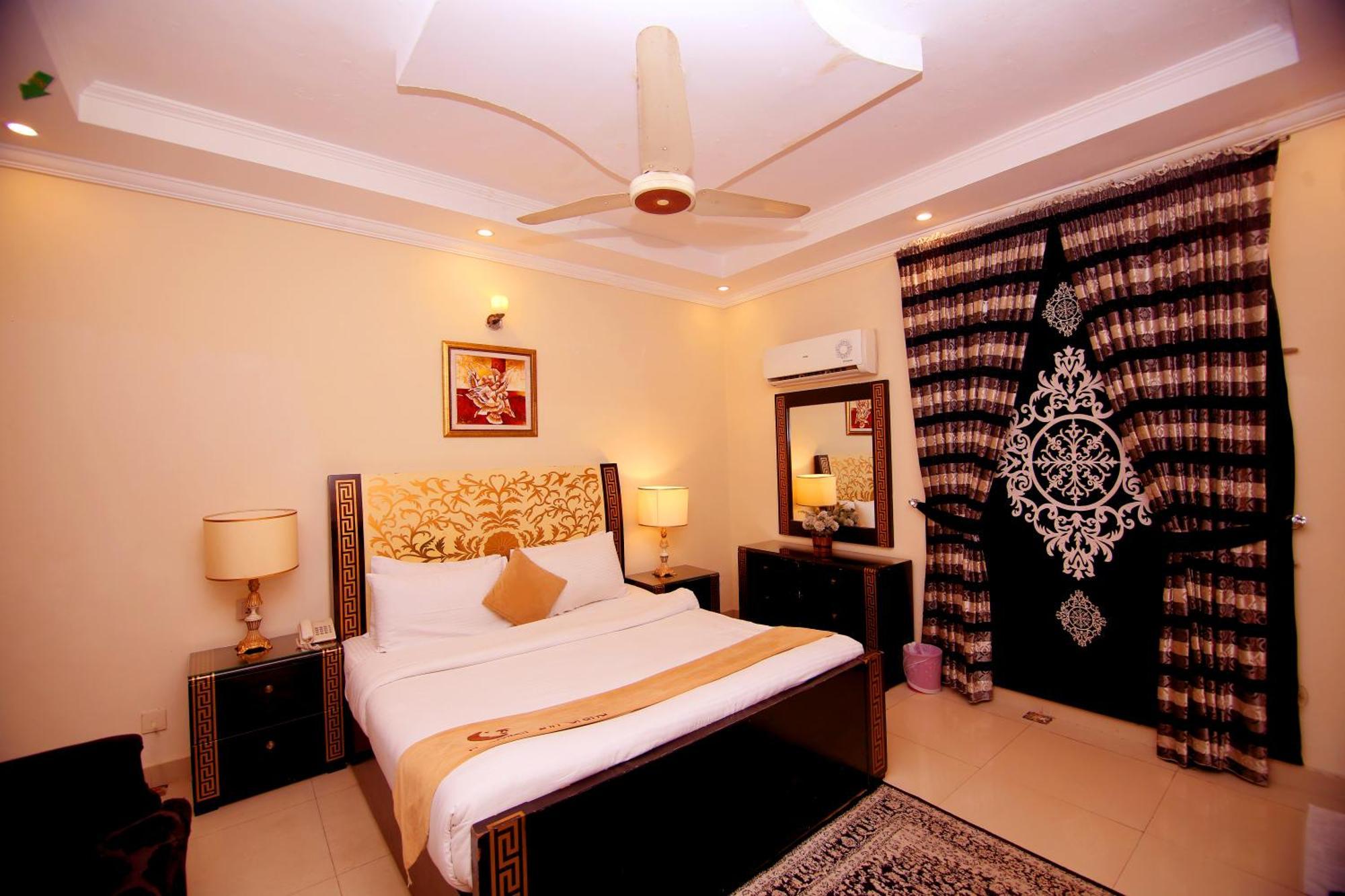 Premier Inn Grand Gulberg Lahore Esterno foto