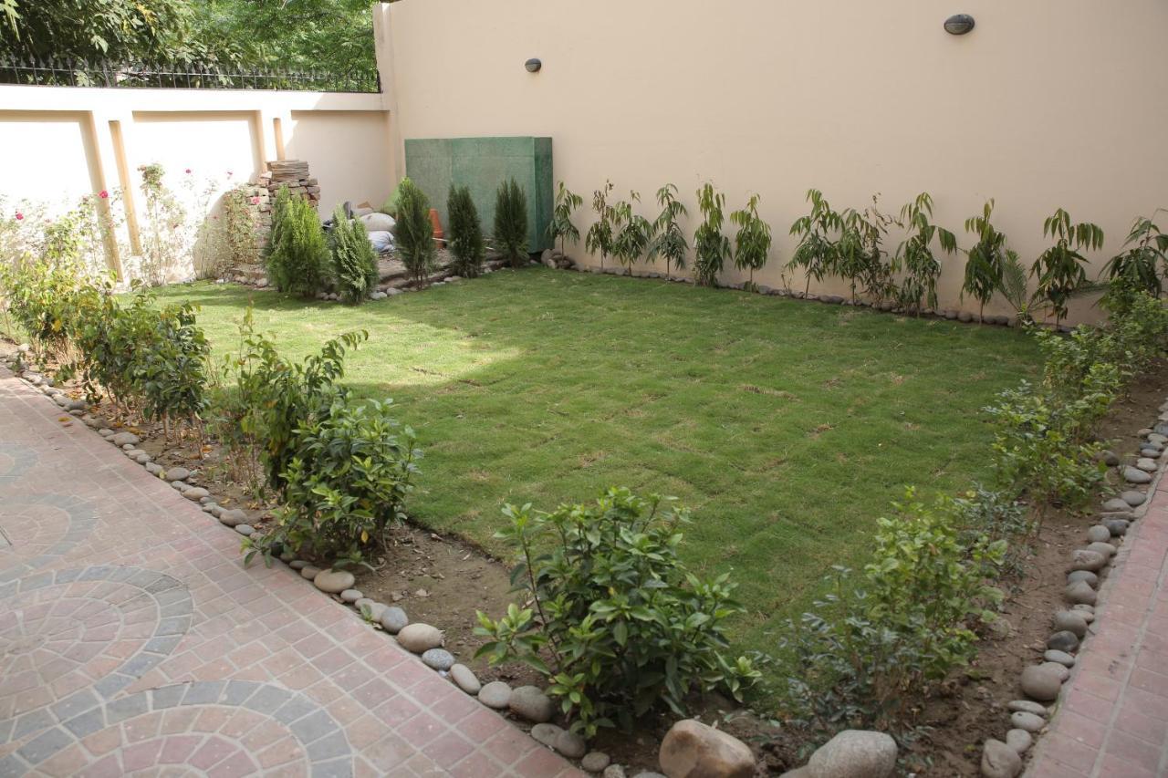 Premier Inn Grand Gulberg Lahore Esterno foto