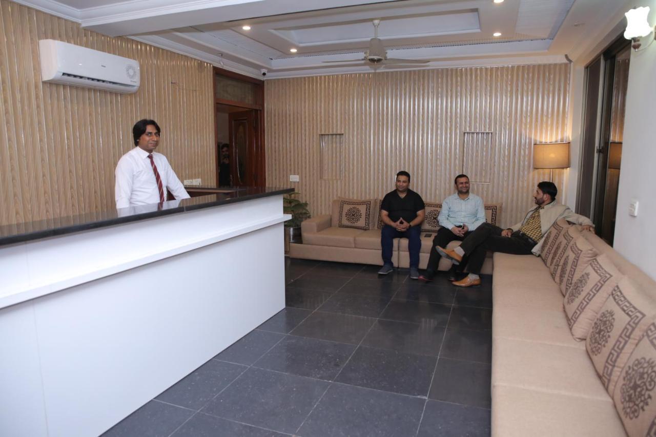 Premier Inn Grand Gulberg Lahore Esterno foto