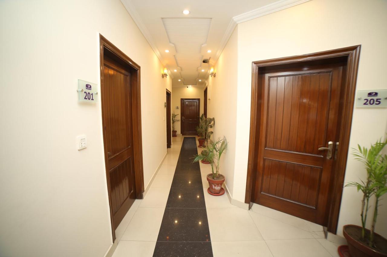 Premier Inn Grand Gulberg Lahore Esterno foto